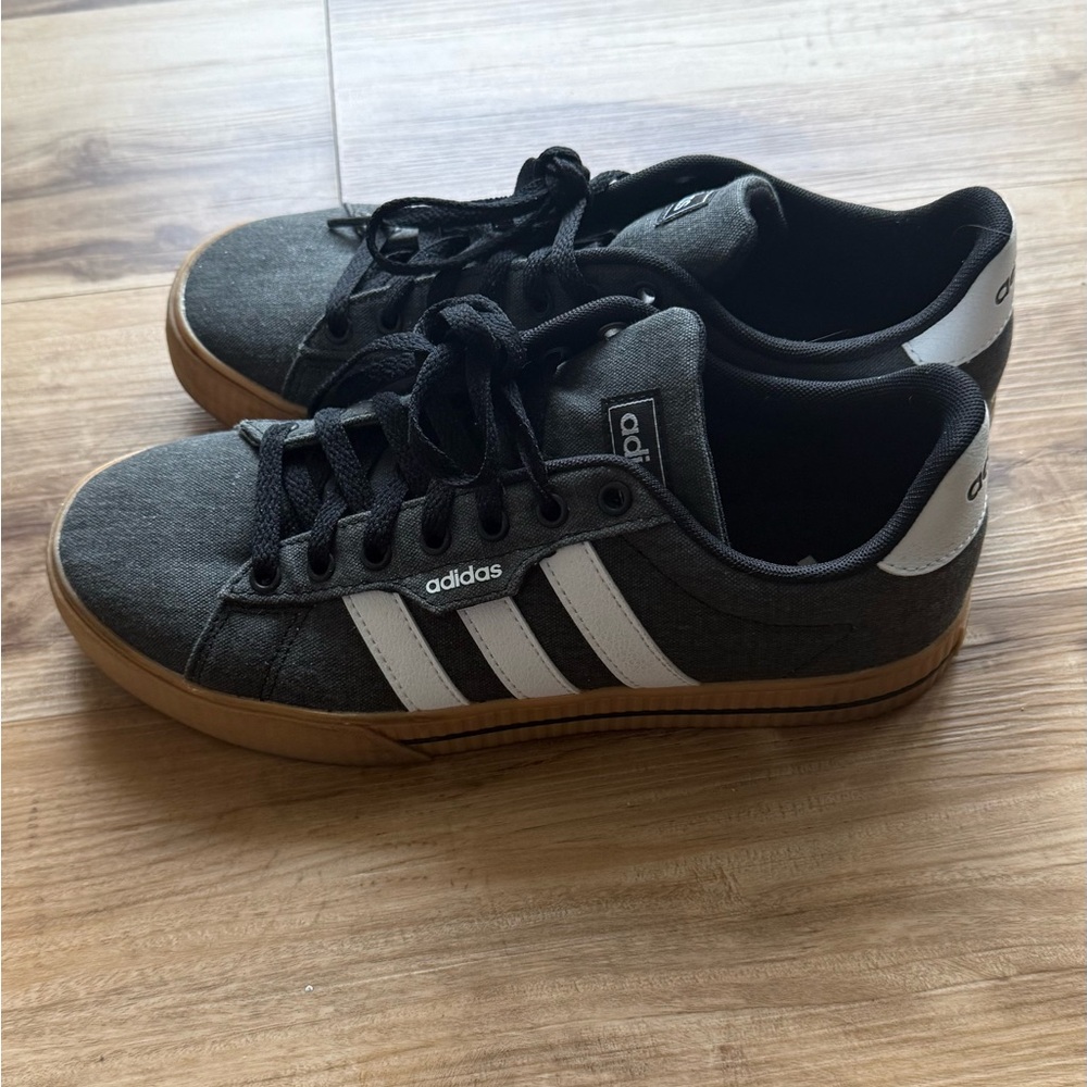 Adidas daily 4.0 shoe for big boys or men